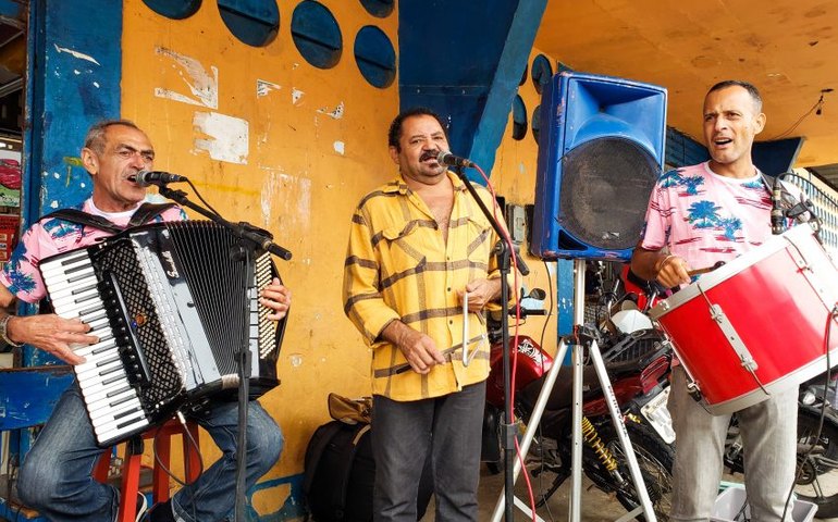 Sanfoneiro comemora volta de shows com trio e banda no São João de Maceió
