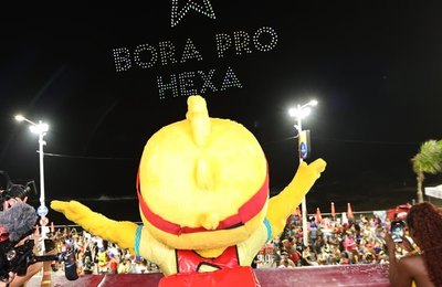 Canarinho cai na folia no Carnaval de Salvador e ganha homenagem do iFood em espetáculo de drones