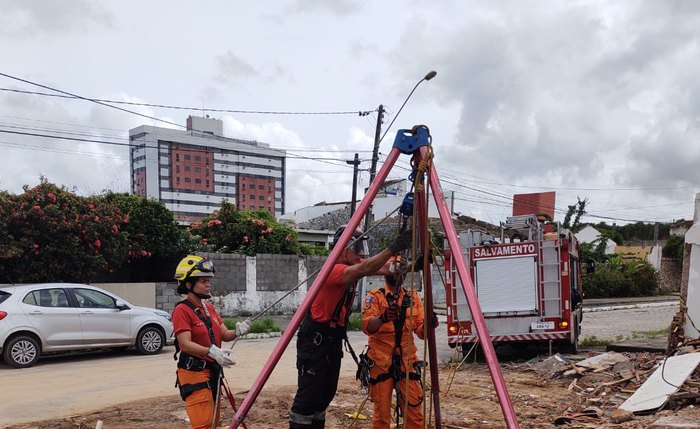 Bombeiros foram acionados para resgatar o cachorro