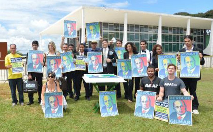 Manifestantes cobram voto vista de Gilmar Mendes ao financiamento de campanhas