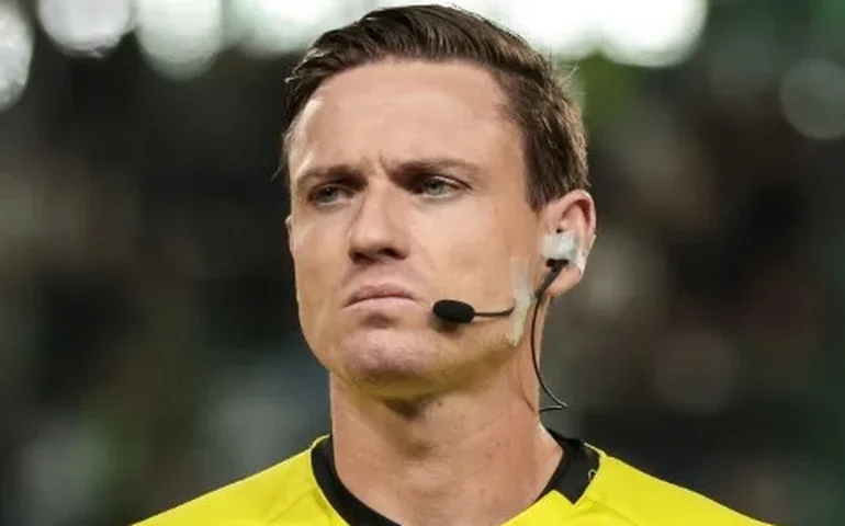 Ramon Abatti e Daiane Muniz se envolvem em polêmica de arbitragem após gol anulado