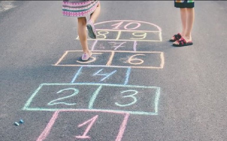 Crianças: dicas de brincadeiras em cada idade para tirar seu filho do celular