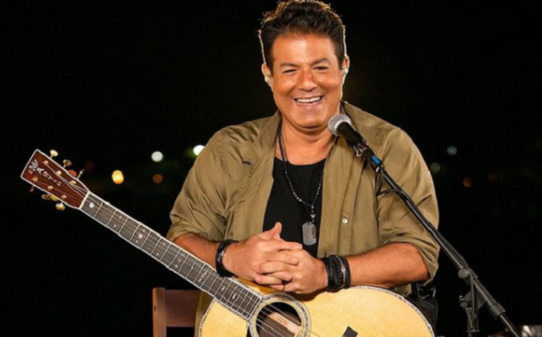 Alex Cohen promove single a figura paterna