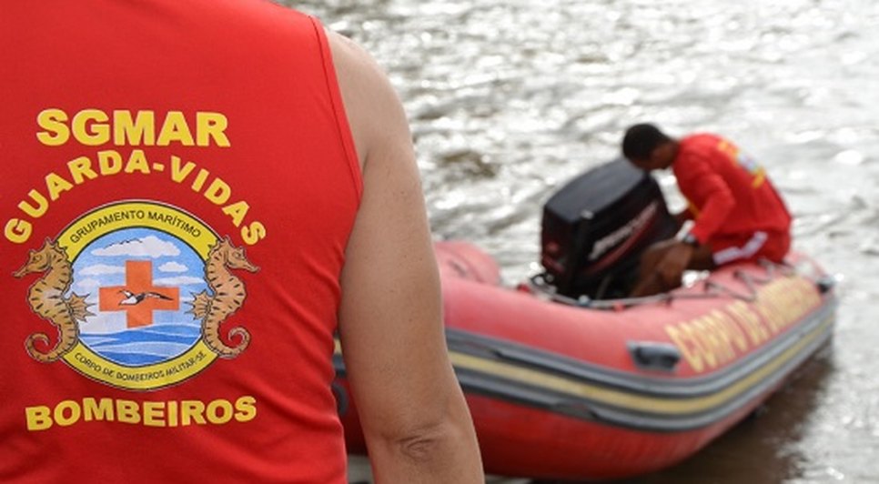 Bombeiros procuram adolescente desaparecido na Praia da Cinelândia em Aracaju