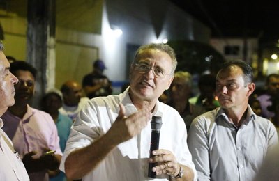 Senador Renan entrega trator para reforçar frota do município de Anadia  