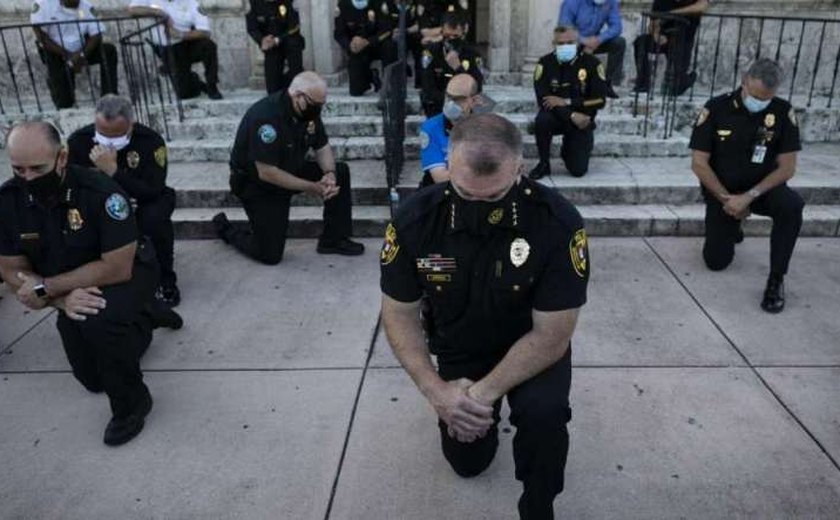 Nos EUA, policiais também marcharam e se ajoelharam com manifestantes