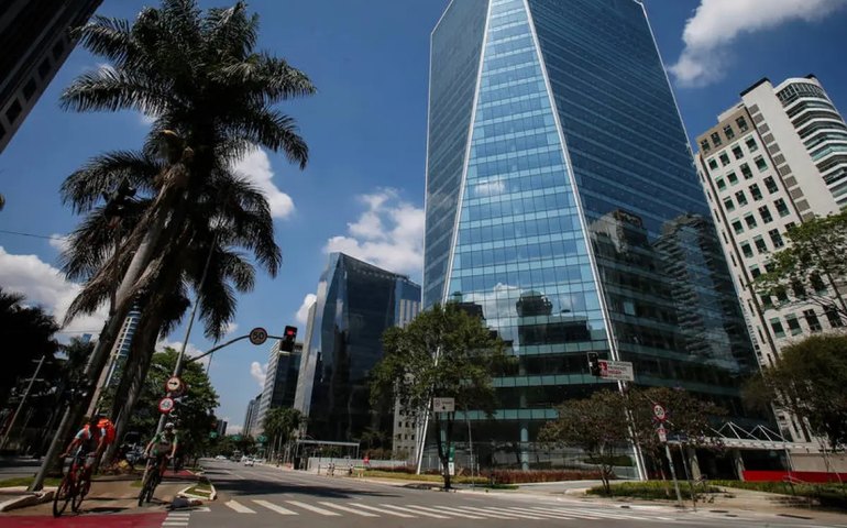 Prédios fecham áreas comuns e até limitam número de visitas