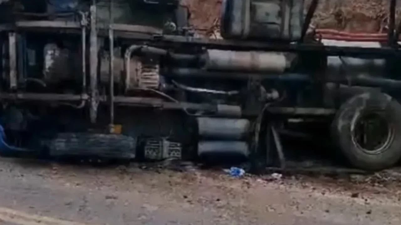 Caminhão carregado com água mineral tomba na AL-105 e motorista é socorrido