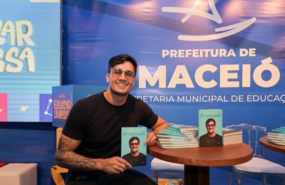 Bienal: Poeta Hugo Novaes lança livro “Poematizando” no estande da Educação