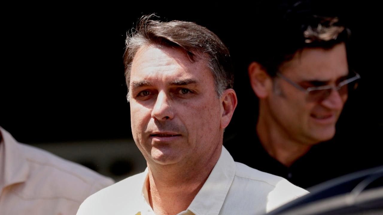 Flávio Bolsonaro cruza ponte para Argentina e decola rumo ao Equador, diz governo Milei
