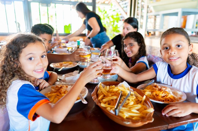 Mais de 100 estudantes da Escola Silvestre Péricles participam de ação gastronômica na Semana da Criança