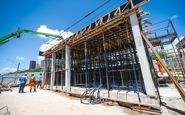 Prefeitura realiza concretagem da estação elevatória do Riacho do Sapo
