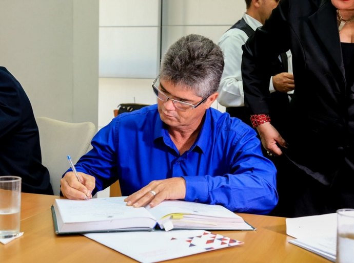 Luciano Barbosa empossa conselheiros e suplentes do Fundeb em Alagoas