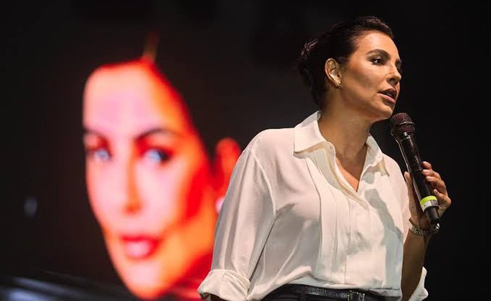 A apresentadora e escritora bestseller Cíntia Chagas