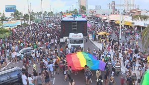 Décima sexta edição da parada LGBT é celebrada na Orla de Atalaia