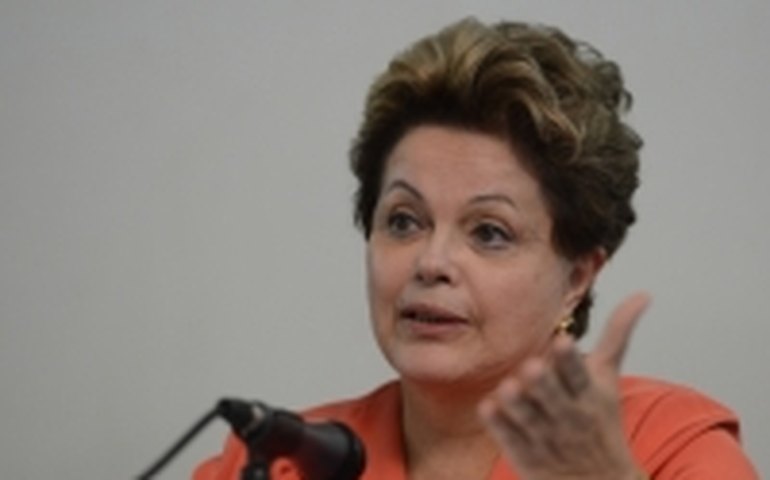 Violência provocada por mascarados é antidemocrática e deve ser coibida, diz Dilma