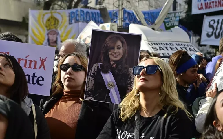 Justiça argentina condena brasileiro por tentar matar Kirchner