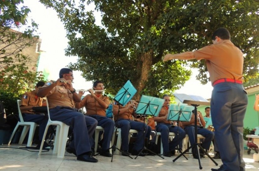 Banda de música comemora 16 anos com apresentação em lar de idosos