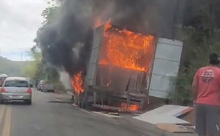 Carreta pega fogo no município de Joaquim Gomes