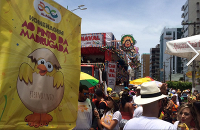 Sábado de folia e alegria na orla abre o carnaval de Maceió