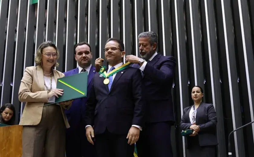 Presidente da Assembleia Legislativa de Alagoas recebe medalha do Mérito Legislativo