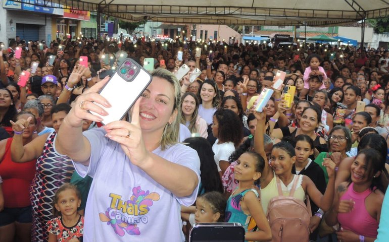 Thais Canuto reúne mais de três mil pessoas durante festa para mães em Pilar