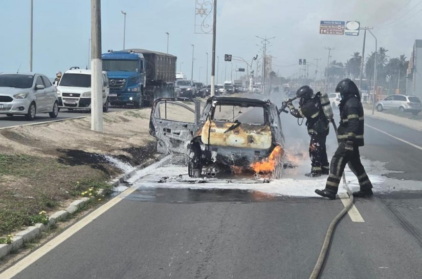 Bombeiros combatem incêndio em veículo no Pontal da Barra