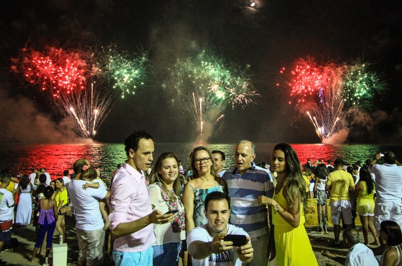 Espetáculo piromusical leva multidão à orla de Maceió na virada do ano