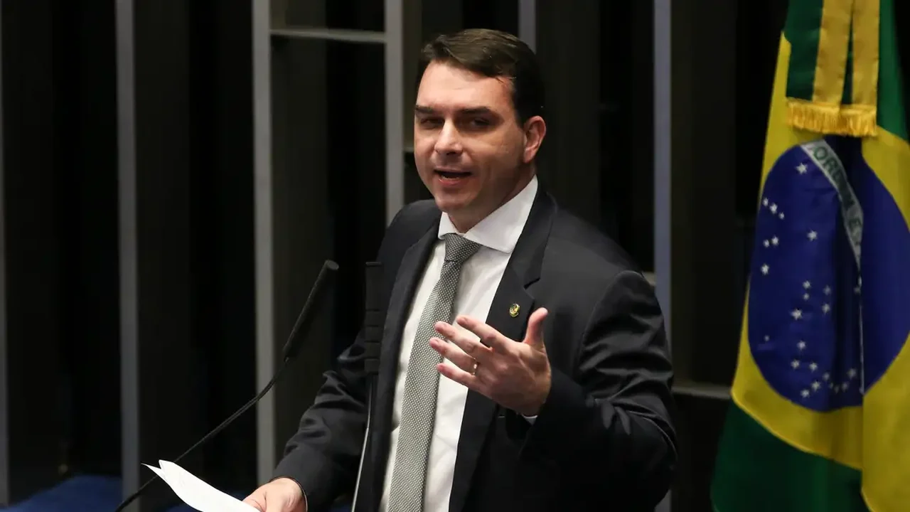 PGR pede que Flávio Bolsonaro seja ouvido por calúnia contra Lula