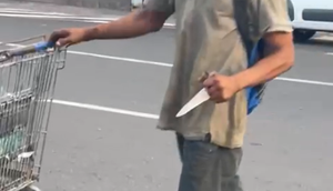 Homem tenta furtar placa e ameaça equipe de reportagem com faca em Aracaju; VÍDEO