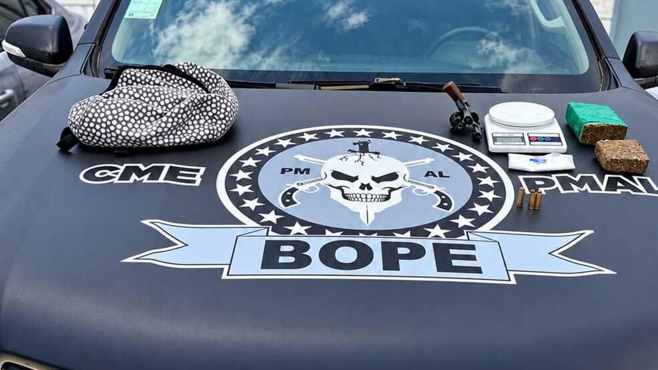 Polícia militar apreende arma e drogas durante ação contra suspeito por homicídios na orla lagunar