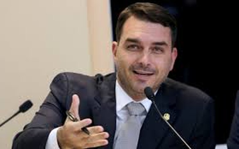 Flávio Bolsonaro diz que Lula deveria 'dormir em embaixada ou quartel' para poupar; veja vídeo