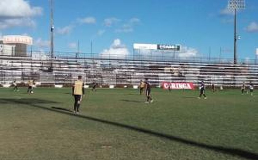 Técnico Vica realiza testes na lateral-direita e no meio-campo alvinegro