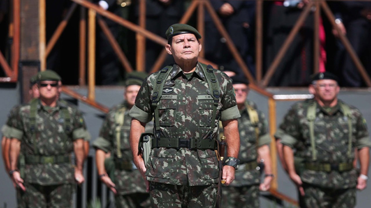 General fala em possibilidade de intervenção e é criticado por Forças Armadas