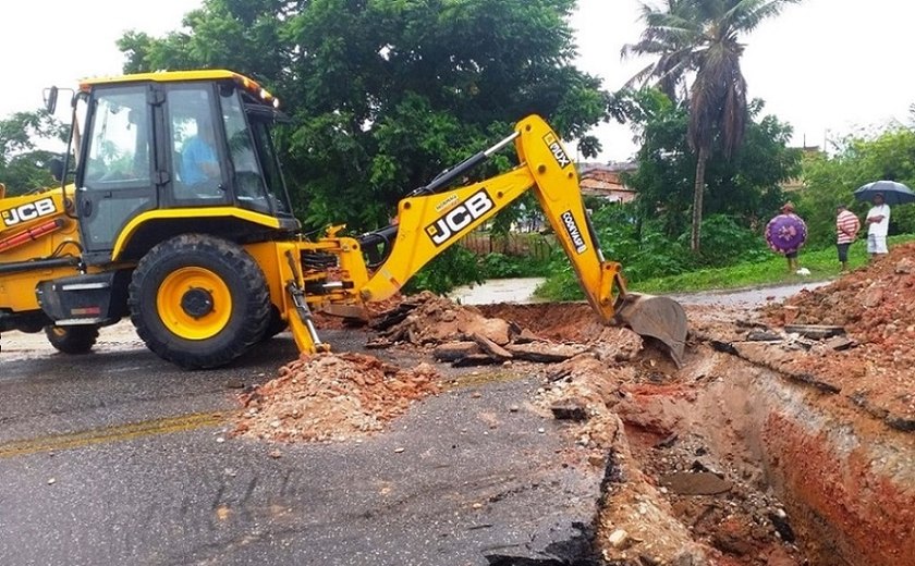 Prefeitura de Penedo abre rodovia para escoar água represada na parte baixa da cidade