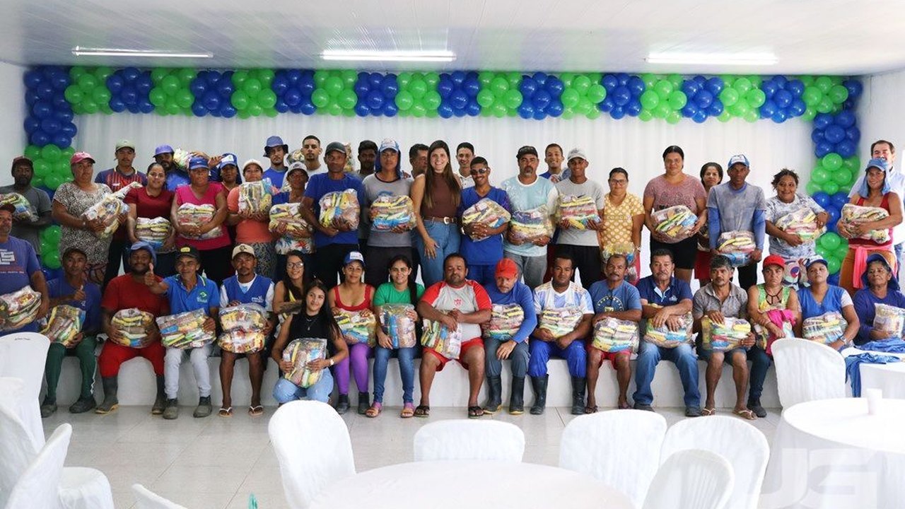 Prefeita Marcela Gomes promove café da manhã em reconhecimento ao trabalho dos garis e margaridas