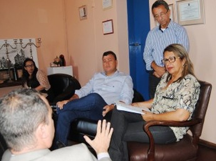 Cristiano Matheus cobra agilidade na entrega das casas