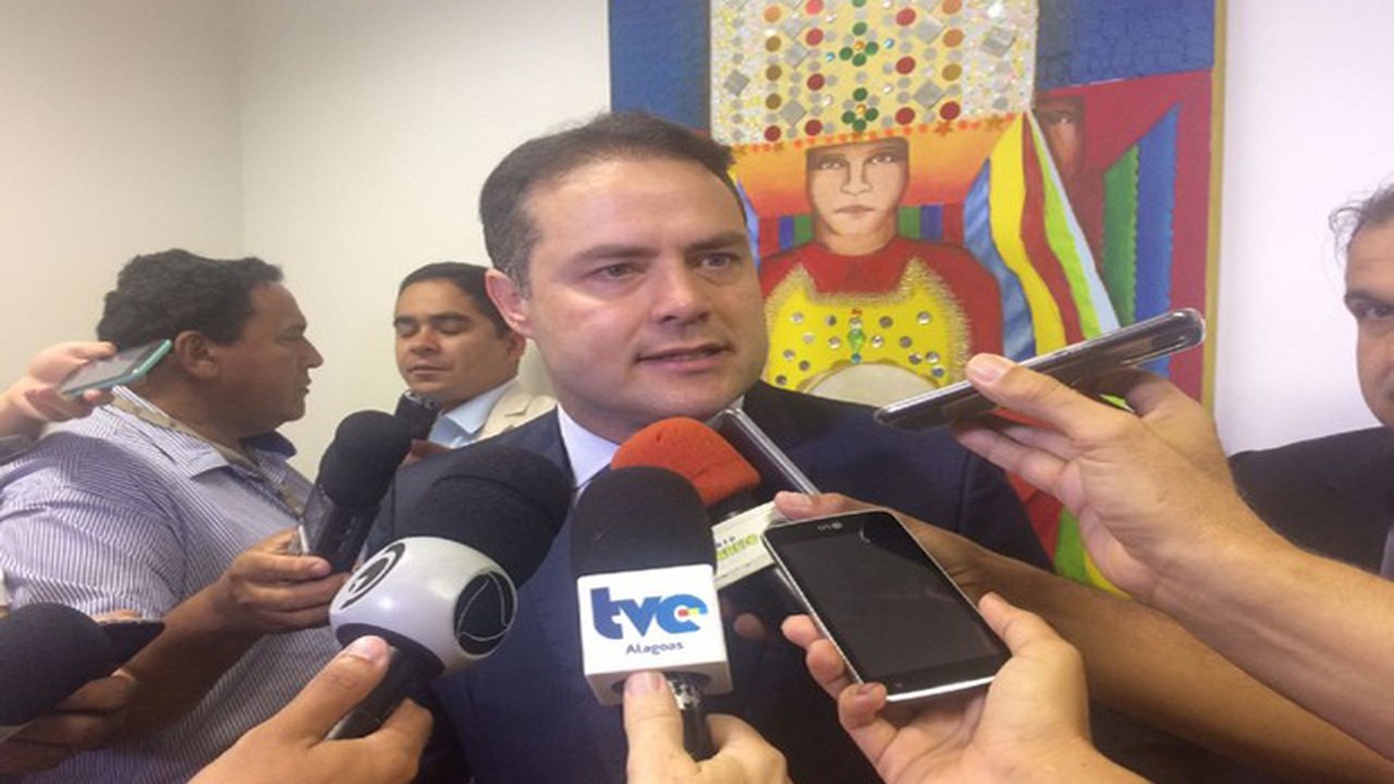 “Precisamos contratar policiais”, diz Renan Filho sobre números de homicídios