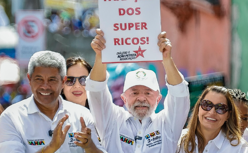 Lula exibe cartaz que pede 'taxação dos super ricos' em manifestação