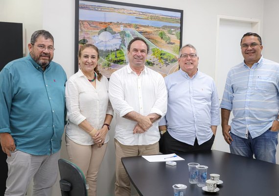 Prefeito Luciano Barbosa recebe gestores da Uninassau