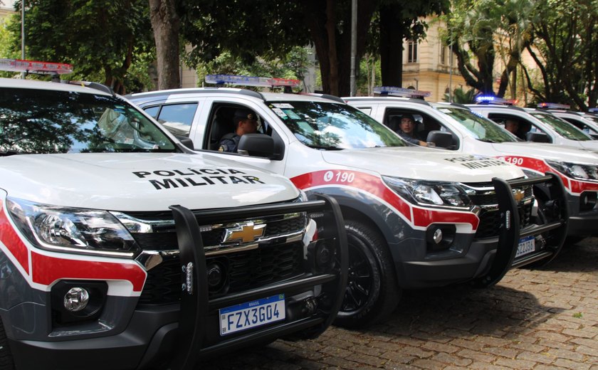Policiais são flagrados espancando homem caído em SP