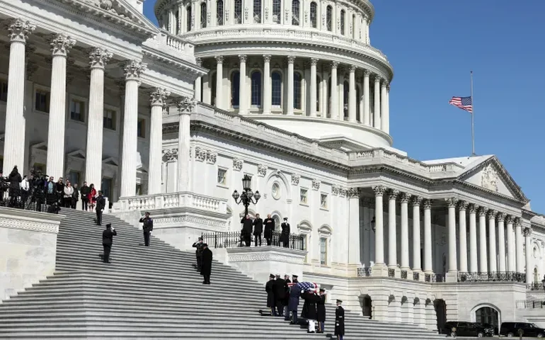 Câmara dos EUA aprova renovação de controvertida lei que permite vigilância sem mandado