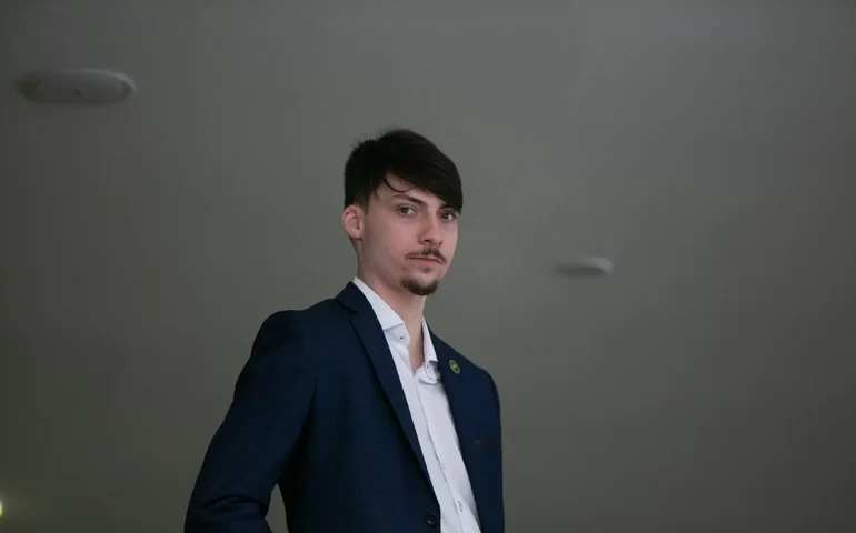 Jair Renan leva caça-palavras para Bolsonaro se distrair na prisão