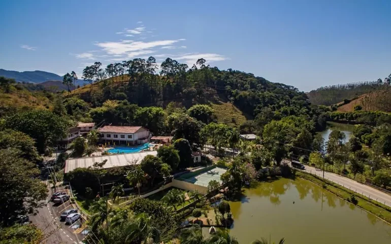 Incêndio atinge Hotel Fazenda Vilarejo, em Conservatória; hóspedes são realocados e não há vítimas