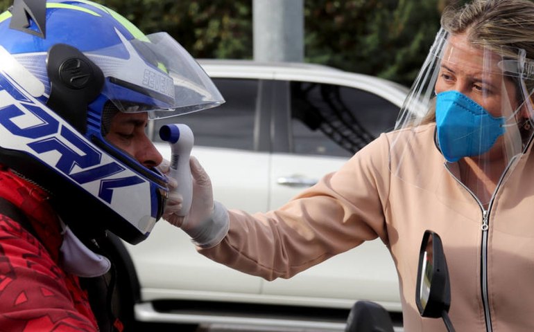 Após anunciar reabertura, SP bate recorde e registra 6.382 novos casos em 24h