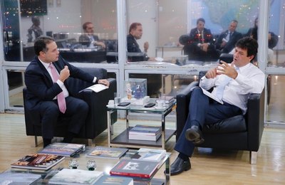 Governador apresenta plano de estruturação a ministro da Saúde em Brasília
