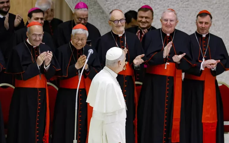 Papa cobra que cardeais escutem vítimas de abusos no clero