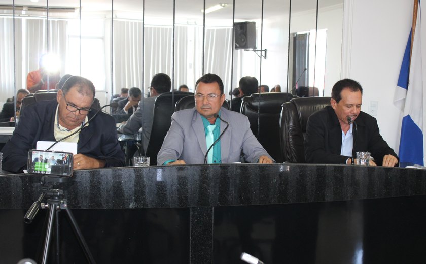 Durante reunião, parlamentares debatem sobre a administração municipal