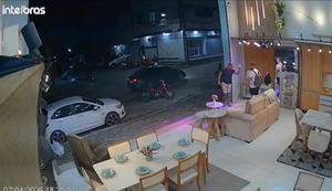 Discussão quase acabou em assassinato. Vítima conseguiu se esconder dentro de residência. Foto: Reprodução/Redes Sociais.