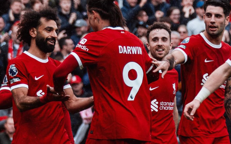 Salah faz dois e Liverpool derrota Everton em jogo com pênalti e expulsão no Campeonato Inglês